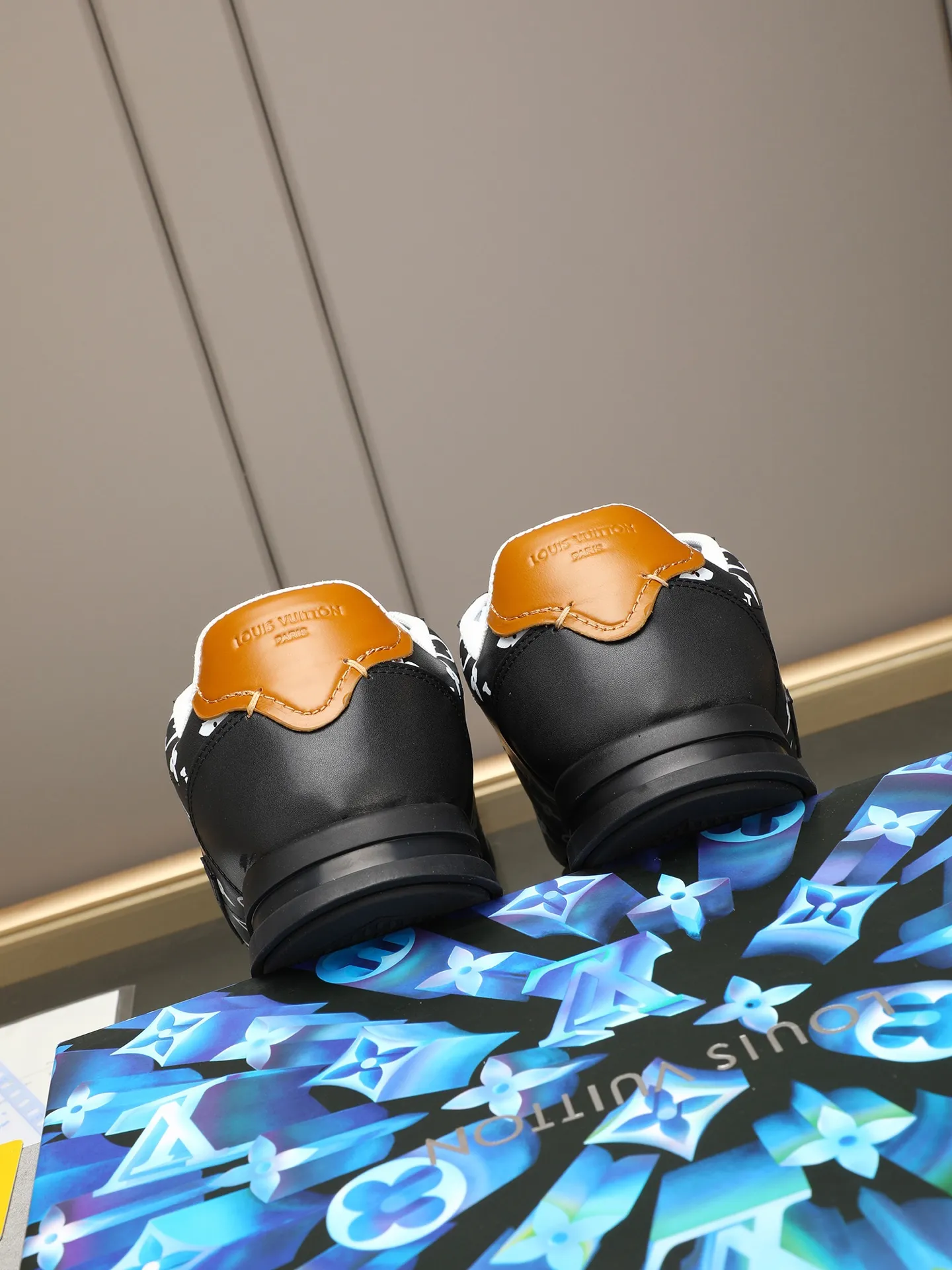 Men's Men's Shoes 💰500 LV Louis Vuitton L Jialu Brand Runner Tatic Series Thick-soled Casual Sports Shoes Running Shoes Original purchase, development, production This LV Runner Tatic sports shoe combines technical materials such as mesh fabric and ribbons to interpret the inspiration of traditional mountaineering shoes. LV letters are written on one side, the lariat buckle of the quick lacing system is embellished with Monogram flowers and Louis Vuitton logos, and the light and wear-resistant rubber outsole completes the whole. ▪️Fabric: Original imported cowhide + mesh ▪️Inner lining: Original customized breathable mesh ▪️Sole: Original open-molded anti-slip rubber combination material ▪️Size: Men's 40-44 (45 46 customized)